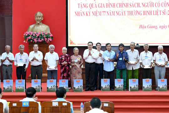 Chủ tịch Quốc hội tặng quà người có công với cách mạng tại tỉnh Hậu Giang