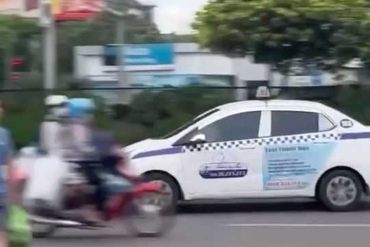 Lái xe taxi ngang nhiên “drift” trên đường Phạm Hùng