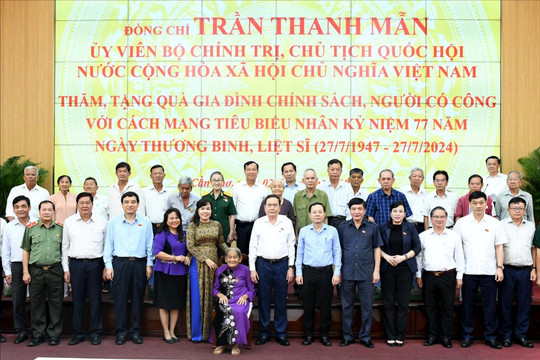 Chủ tịch Quốc hội Trần Thanh Mẫn thăm, tặng quà người có công thành phố Cần Thơ