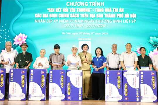 Liên hiệp các tổ chức hữu nghị Hà Nội tặng quà gia đình chính sách