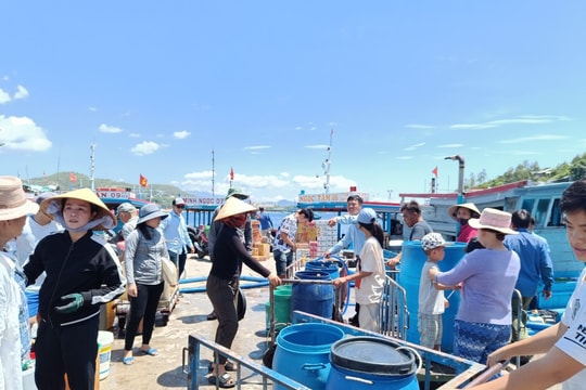 Khắc phục sự cố “khát” nước sinh hoạt cho hàng nghìn người dân đảo Trí Nguyên
