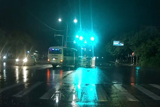 Triệu tập lái xe khách vượt đèn đỏ húc đổ xe tải trên đường Giải Phóng