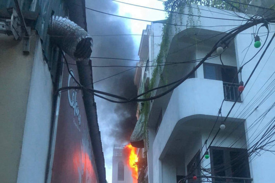 Hà Nội: Dập tắt đám cháy trong khu dân cư đông đúc lúc chập tối