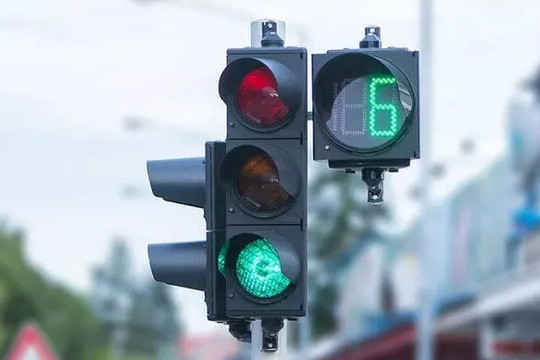 Đồng hồ đếm ngược tại đèn tín hiệu giao thông: Nên bỏ hay không?
