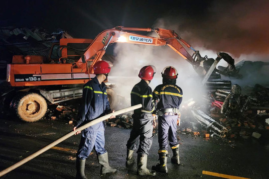 Đám cháy 2.000 m2 nhà xưởng tại KCN Nam Tân Uyên không gây thiệt hại về người