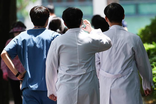 Hàn Quốc cân nhắc biện pháp xử lý bác sĩ thực tập từ chối quay lại bệnh viện