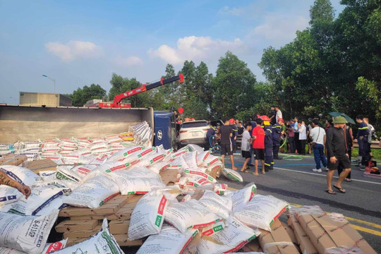 Khẩn trương cứu hộ vụ tai nạn trên cao tốc Hà Nội - Lào Cai