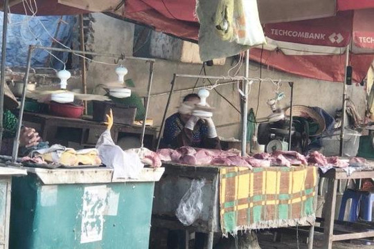 Cần dẹp bỏ điểm bán thịt lợn tự phát tại khu vực ngã ba Ba La