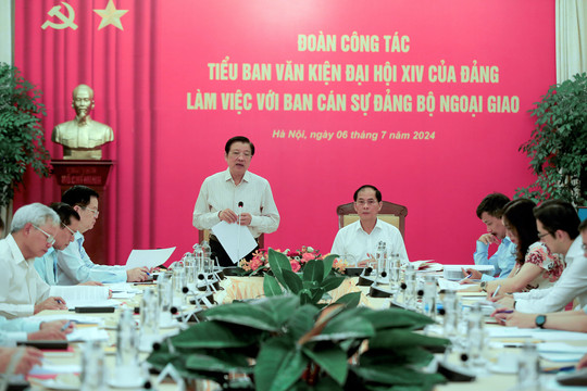 Đoàn Tiểu ban Văn kiện Đại hội XIV của Đảng làm việc với Ban Cán sự đảng Bộ Ngoại giao