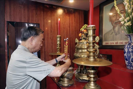 Chủ tịch nước Tô Lâm dâng hương tại Đền thờ Bác Hồ tỉnh Trà Vinh