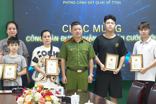 3 công dân dưới 14 tuổi đầu tiên của Hà Nội nhận thẻ căn cước