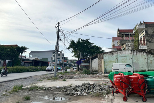 Dự án cải tạo, chỉnh trang quốc lộ 1A, đoạn qua thị trấn Phú Xuyên chậm tiến độ: Cần dứt điểm giải phóng mặt bằng