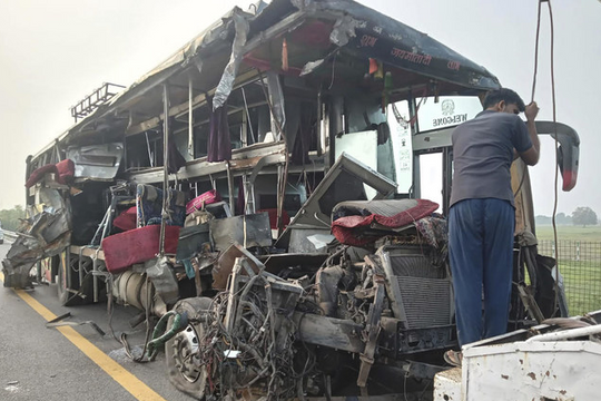 Ấn Độ: Xe buýt đâm vào xe chở sữa, 18 người thiệt mạng