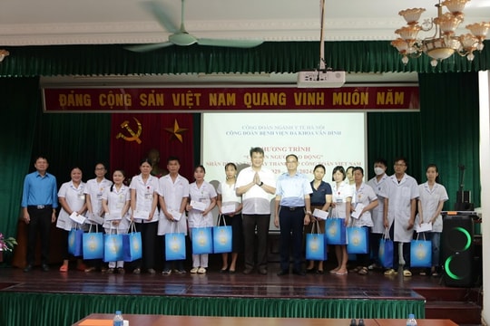 Công đoàn ngành Y tế Hà Nội Thăm hỏi, tặng quà các đoàn viên có hoàn cảnh khó khăn
