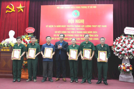 Hội Cựu thanh niên xung phong TP Hà Nội tặng 172 sổ tiết kiệm cho hội viên