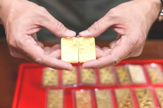 Giá vàng miếng SJC và vàng nhẫn tăng vọt