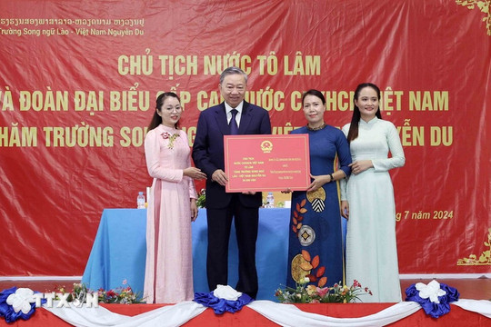 Chủ tịch nước Tô Lâm thăm, tặng quà Trường song ngữ Lào - Việt Nam