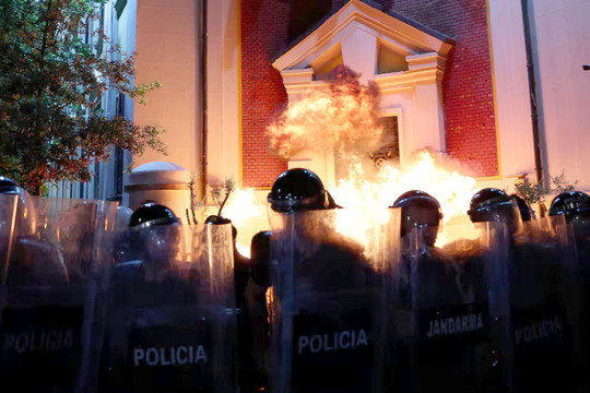 Người biểu tình Albania ném bom xăng vào tòa nhà Chính phủ