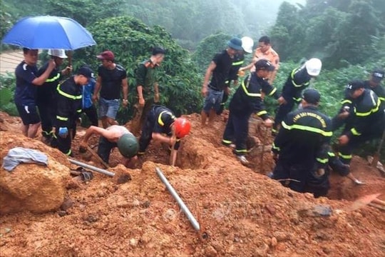 Hà Giang: Sạt lở đất vùi lấp ô tô khách làm 8 người chết, 4 người bị thương