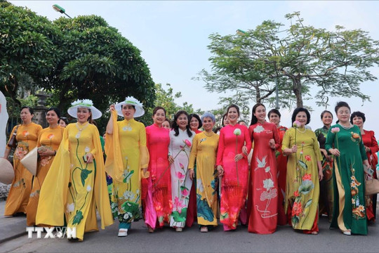 Xác lập kỷ lục "số người mặc áo dài có họa tiết hoa sen nhiều nhất Việt Nam"