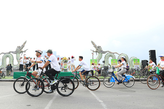 Hành trình đạp xe "Sắc sen Tây Hồ" thu hút 7.000 người tham dự