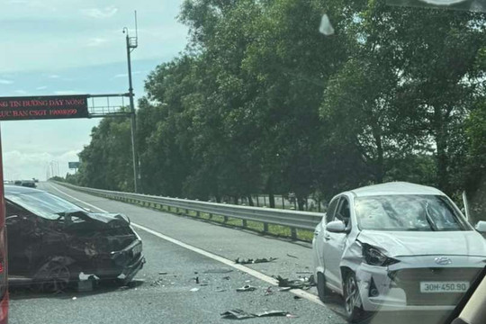 2 ô tô đâm nhau trên cao tốc Hà Nội - Hải Phòng do nổ lốp