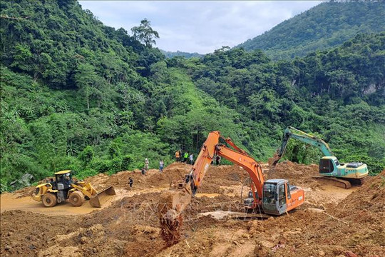 Vụ sạt lở đất tại Hà Giang: Dừng tìm kiếm nạn nhân, tập trung thông đường