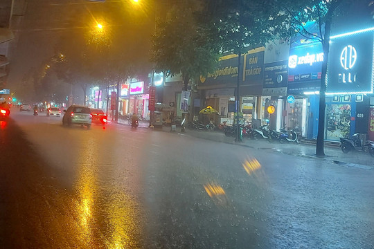 Ảnh hưởng bởi áp thấp nhiệt đới, Hà Nội mưa rất to, đề phòng úng ngập