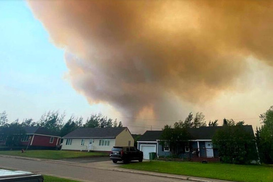Hơn 9.000 người ở Đông Bắc Canada phải sơ tán do cháy rừng dữ dội