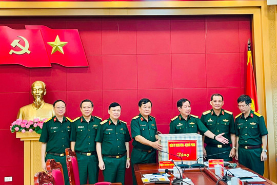 Lãnh đạo Bộ Quốc phòng thăm, tặng quà Hội Nạn nhân chất độc da cam Việt Nam