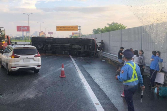 Lật xe khách trên cao tốc Pháp Vân - Cầu Giẽ, không có thiệt hại về người