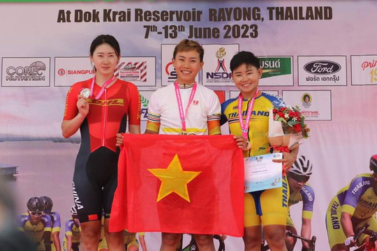 Đức Phát, Nguyễn Thị Thật cầm cờ cho thể thao Việt Nam tại khai mạc Olympic Paris 2024