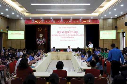 Thường trực Quận ủy Hoàn Kiếm giải đáp nhiều kiến nghị của người lao động