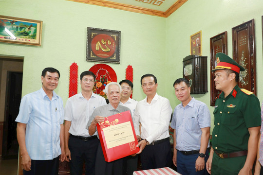 Quận Hoàng Mai: Thăm, tặng quà gia đình chính sách tiêu biểu