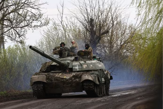 Ukraine tăng thuế để mua sắm vũ khí, trả lương quân nhân