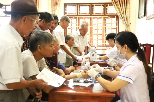 Tình nguyện vì sức khỏe người dân xã đảo Minh Châu (huyện Ba Vì)