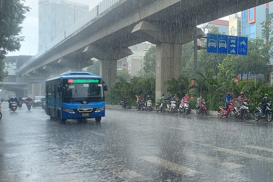 Áp thấp nhiệt đới mạnh thành bão, mưa tại Hà Nội gia tăng