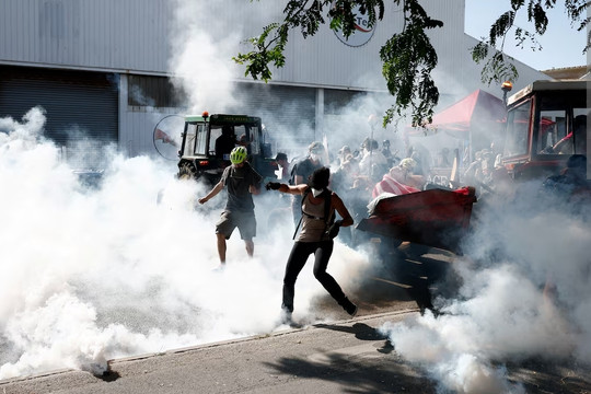 Cảnh sát Pháp đụng độ với người biểu tình