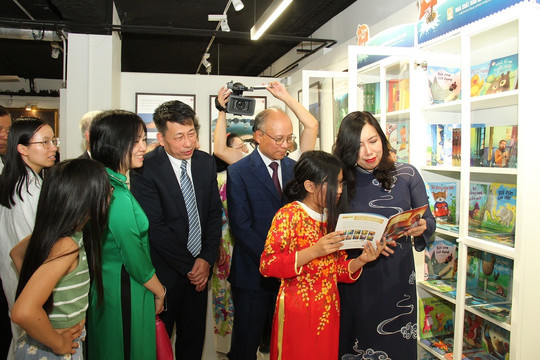 Khai trương Tủ sách tiếng Việt phục vụ cộng đồng người Việt Nam tại Pháp