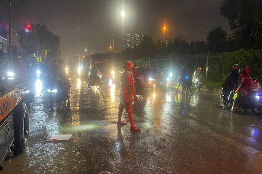 Cảnh sát giao thông Hà Nội bố trí lực lượng hỗ trợ người dân qua những điểm ngập lụt