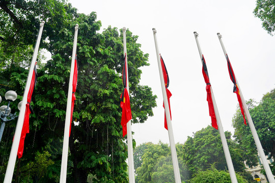 Nhiều cơ quan, tổ chức tại Hà Nội treo cờ rủ trước Quốc tang Tổng Bí thư Nguyễn Phú Trọng