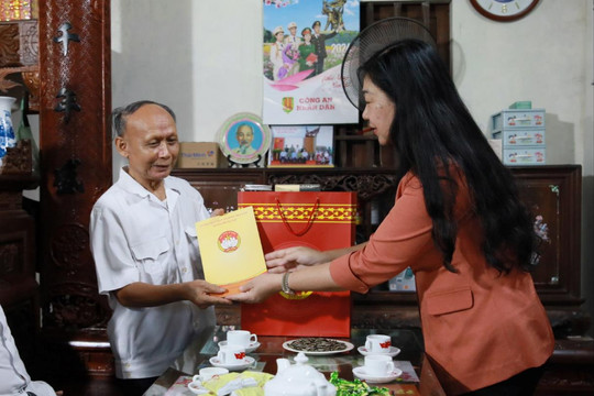 Chủ tịch Ủy ban MTTQ Việt Nam thành phố tặng quà người có công tiêu biểu