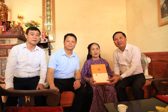 Huyện Mê Linh: Hơn 200 triệu đồng tặng quà gia đình chính sách, người có công