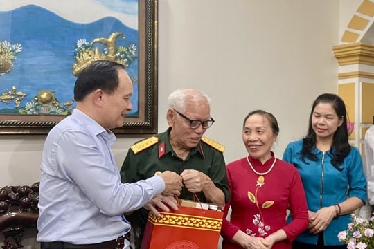 Chủ tịch HĐND TP Nguyễn Ngọc Tuấn Thăm, tặng quà gia đình chính sách tại quận Bắc Từ Liêm