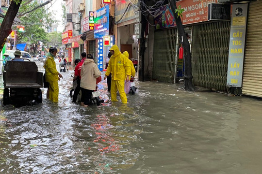Hà Nội: Mưa lớn, nhiều điểm ngập sâu trong nước