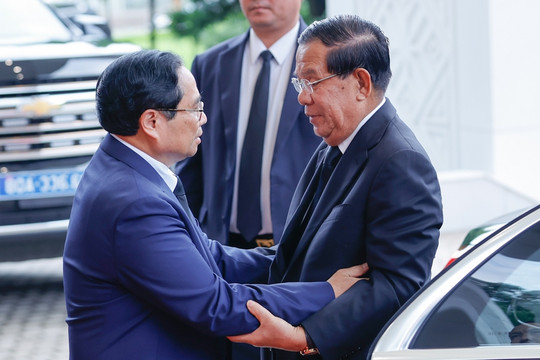Thủ tướng Phạm Minh Chính gặp Chủ tịch Thượng viện Campuchia Hun Sen nhân dịp sang viếng Tổng Bí thư Nguyễn Phú Trọng