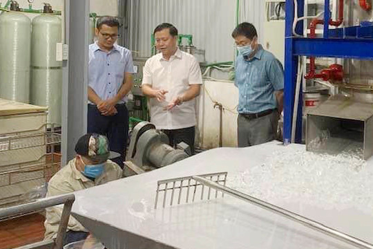 Hà Nội: Đình chỉ 7 cơ sở sản xuất nước uống đóng chai, đá dùng liền