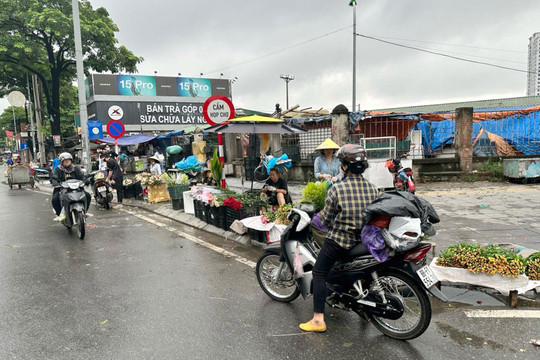 Chiếm dụng lòng, lề đường tại chợ đầu mối Minh Khai (quận Bắc Từ Liêm): Cần xử lý nghiêm vi phạm!