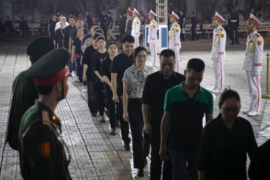 23h30, người dân vẫn mong được tiếp tục vào viếng Tổng Bí thư Nguyễn Phú Trọng