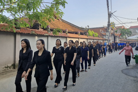 Đoàn các tỉnh, thành phố tiếp tục vào viếng Tổng Bí thư tại quê nhà Lại Đà